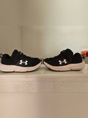 Boys 11.5 Under Armor Shoes